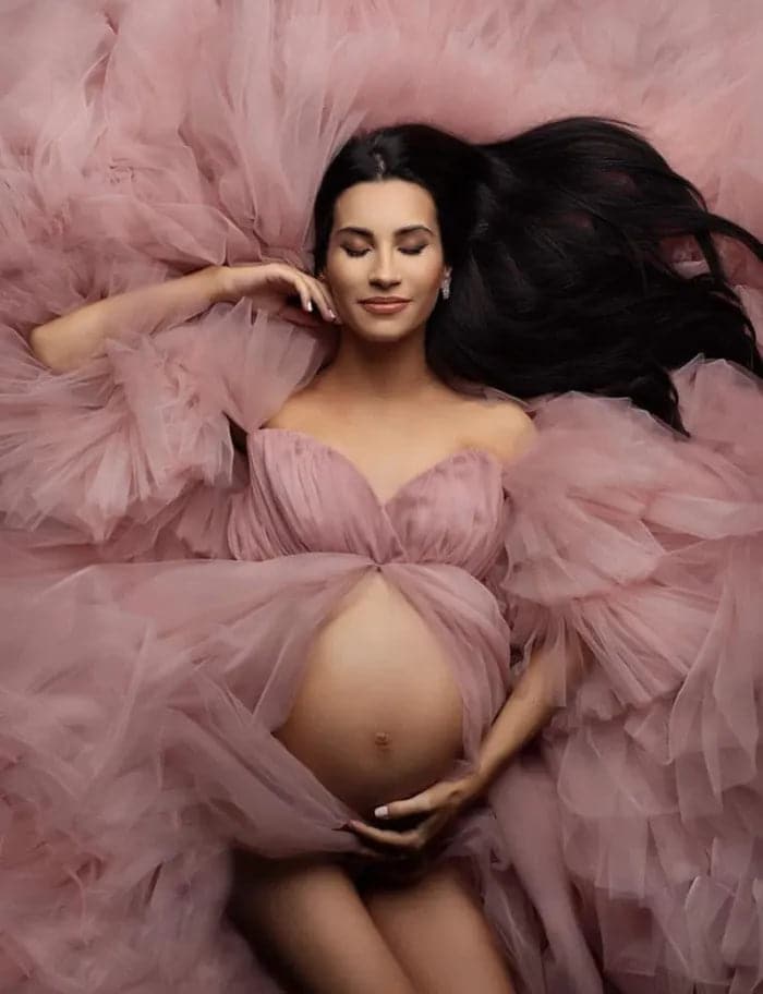 Robe de grossesse à volants et épaules dénudées Photoshoot VMR23